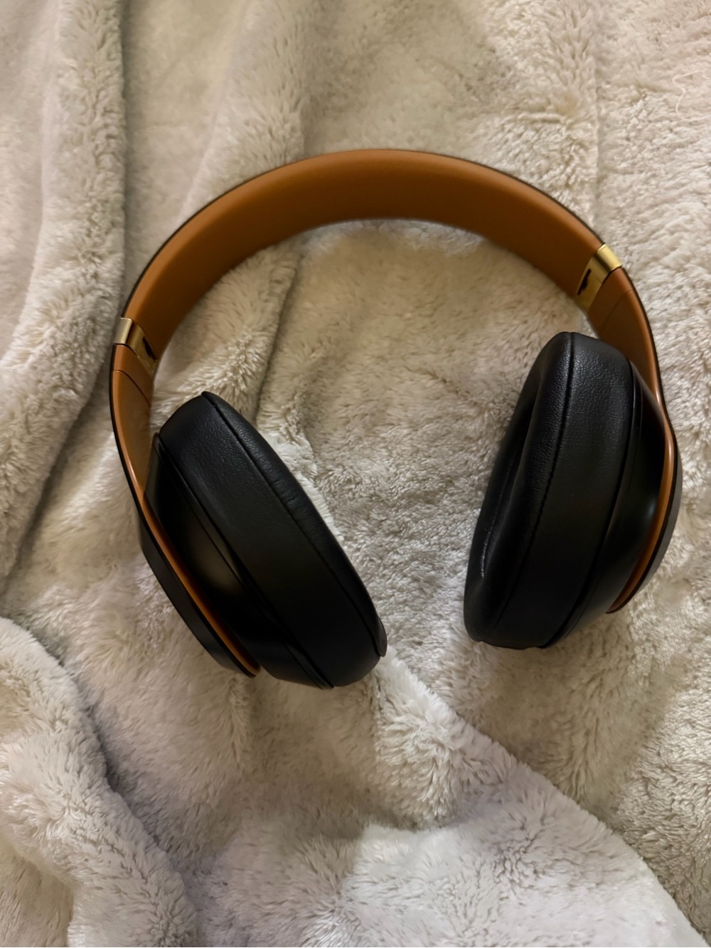 Beats Studio 3 brown and black